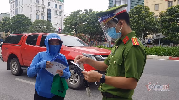 Ùn ùn phương tiện tại chốt kiểm soát ngày đầu Hà Nội siết chặt lí do ra đường