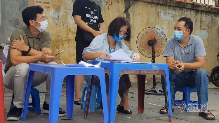 Ùn ùn phương tiện tại chốt kiểm soát ngày đầu Hà Nội siết chặt lí do ra đường