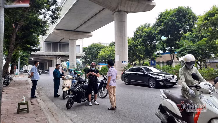 Ùn ùn phương tiện tại chốt kiểm soát ngày đầu Hà Nội siết chặt lí do ra đường