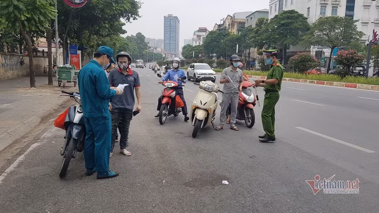 Ùn ùn phương tiện tại chốt kiểm soát ngày đầu Hà Nội siết chặt lí do ra đường