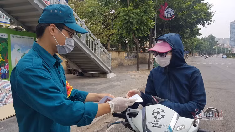 Ùn ùn phương tiện tại chốt kiểm soát ngày đầu Hà Nội siết chặt lí do ra đường