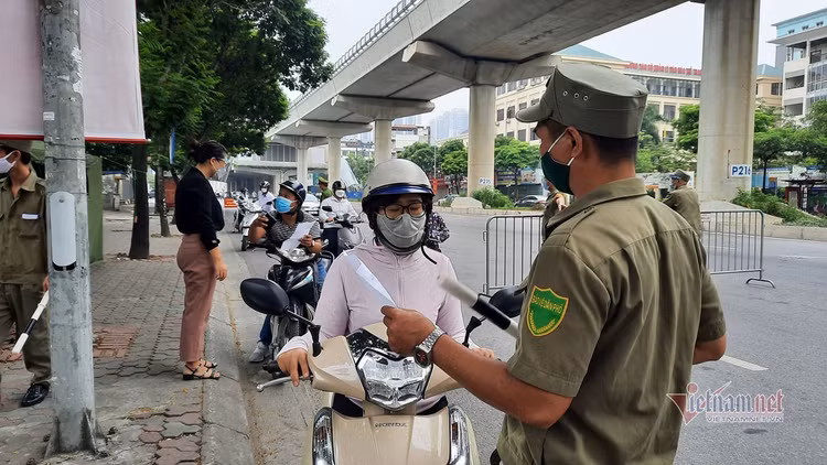 Ùn ùn phương tiện tại chốt kiểm soát ngày đầu Hà Nội siết chặt lí do ra đường