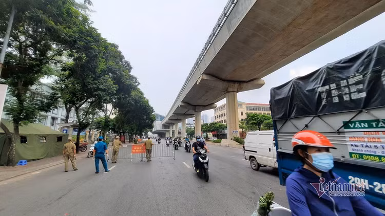 Ùn ùn phương tiện tại chốt kiểm soát ngày đầu Hà Nội siết chặt lí do ra đường