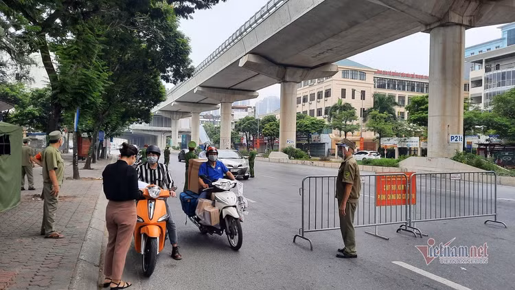Ùn ùn phương tiện tại chốt kiểm soát ngày đầu Hà Nội siết chặt lí do ra đường