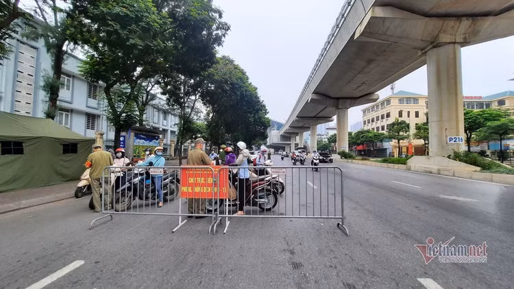 Ùn ùn phương tiện tại chốt kiểm soát ngày đầu Hà Nội siết chặt lí do ra đường