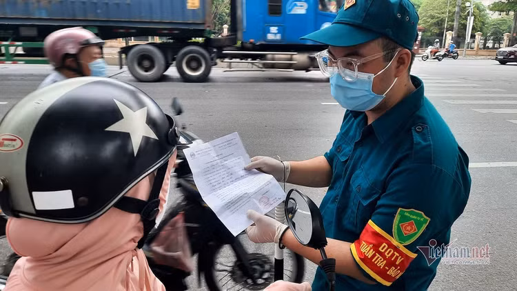 Ùn ùn phương tiện tại chốt kiểm soát ngày đầu Hà Nội siết chặt lí do ra đường