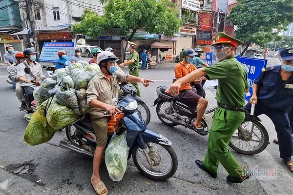 Ùn ùn phương tiện tại chốt kiểm soát ngày đầu Hà Nội siết chặt lí do ra đường