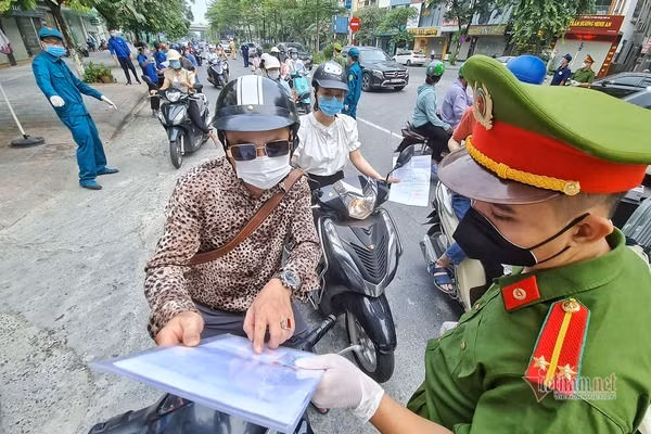 Ùn ùn phương tiện tại chốt kiểm soát ngày đầu Hà Nội siết chặt lí do ra đường