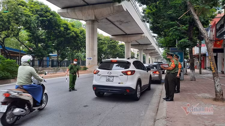 Ùn ùn phương tiện tại chốt kiểm soát ngày đầu Hà Nội siết chặt lí do ra đường