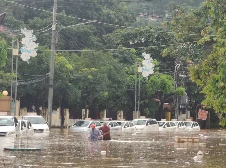 hang-loat-xe-taxi-bi-ngap-nuoc-khi-dang-dau-tren-duong-han-mac-tu-phuong-ghenh-rang-tp-quy-nhon-.jpg