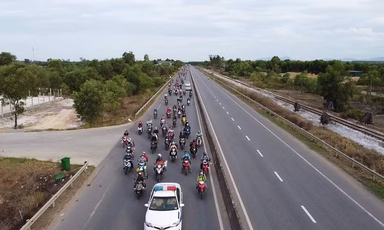 Các tỉnh gặp khó khi trung chuyển người đi xe máy về quê