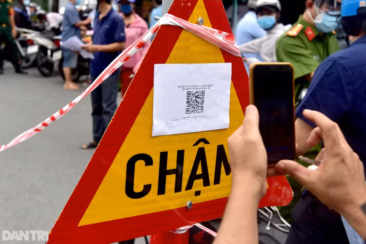 Xe cộ ùn ùn chờ khai báo di biến động dân cư tại chốt kiểm soát ở Sài Gòn - 5