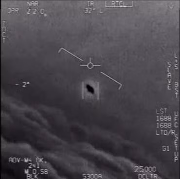 Ảnh chụp UFO từ tàu bay USS Nimitz ở Thái Bình Dương Sốc với những lần chạm trán UFO kỳ lạ đến mức không ai có thể giải thích ảnh 2
