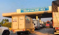 Cận cảnh cao tốc bị chặn ngang, buộc xe phải đi vòng để trả phí