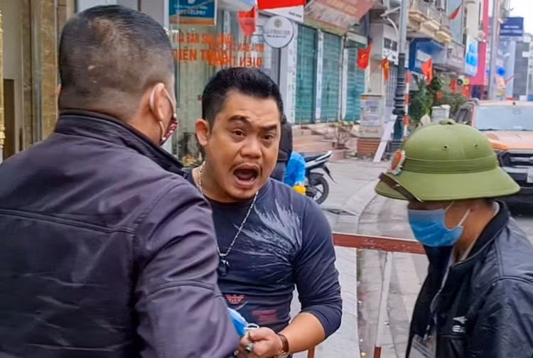 Dinh chi kinh doanh voi quan pho ngan can bo y te phun khu trung anh 1