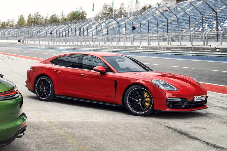 Porsche Panamera GTS.