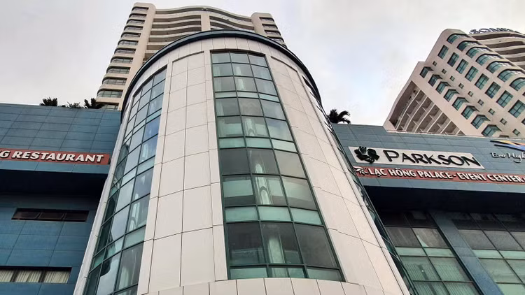 Khu chung cư TD Plaza do Công ty CP xây dựng Thùy Dương làm chủ đầu tư trên phố Lê Hồng Phong, TP Hải Phòng dù đưa vào sử dụng cả chục năm nay nhưng vẫn chưa có sổ hồng cho người mua nhà. Mua chung cư cao cấp TD Plaza sau 10 năm vẫn chưa có sổ hồng ảnh 1