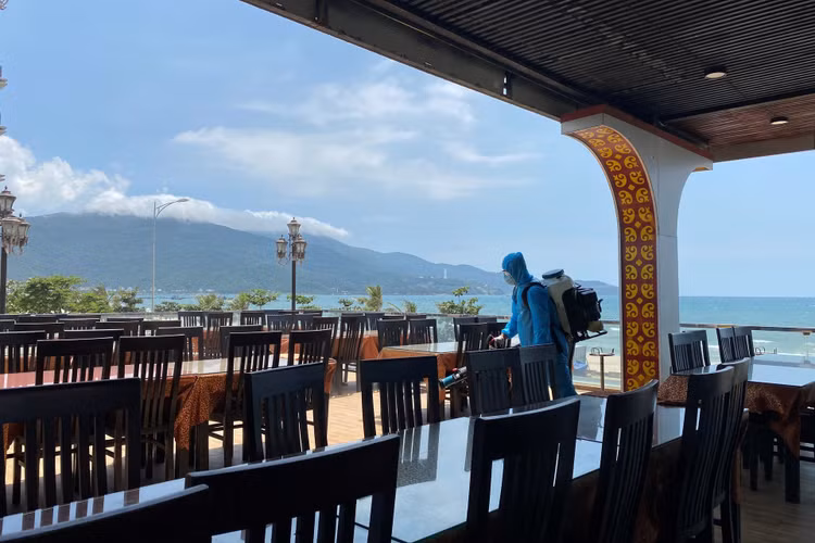 Đà Nẵng phun khử khuẩn nơi chuyên gia Trung Quốc mắc Covid-19 từng đến - 1