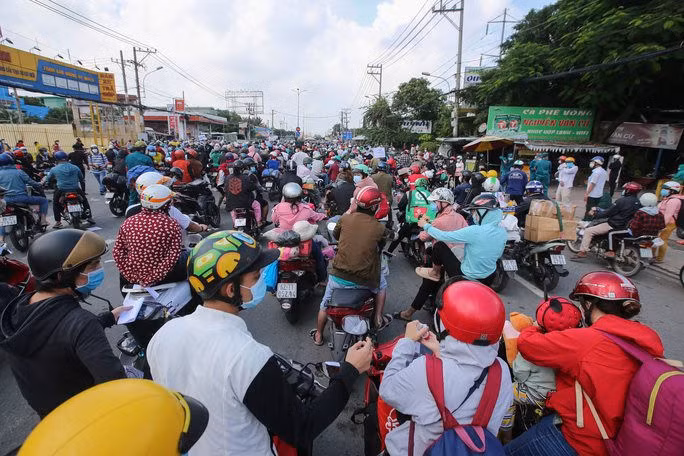 den-trua-1-10-luong-nguoi-do-ve-cua-ngo-binh-chanh-tphcm-tiep-tuc-tang-luc-luong-chuc-nang-lien-tuc-yeu-cau-nguoi-dan-gian-cach-bao-dam-an-toan-phong-chong-dich..jpg
