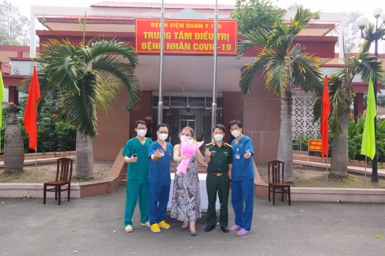 cac-bs-trung-tam-dieu-tri-covid-bv-qy-175-chia-vui-cung-bn.jpg