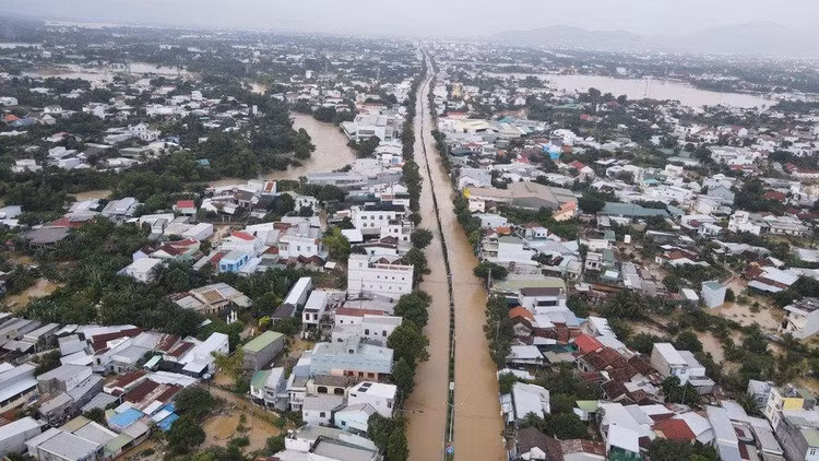 duong-pho-nha-cua-nguoi-dan-nha-trang-chim-ngap-trong-nuoc-lu..jpg