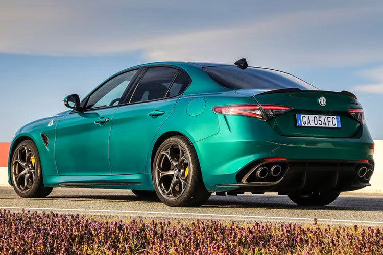 10. Alfa Romeo Giulia Quadrifoglio 2020 (giá khởi điểm: 74.500 USD).
