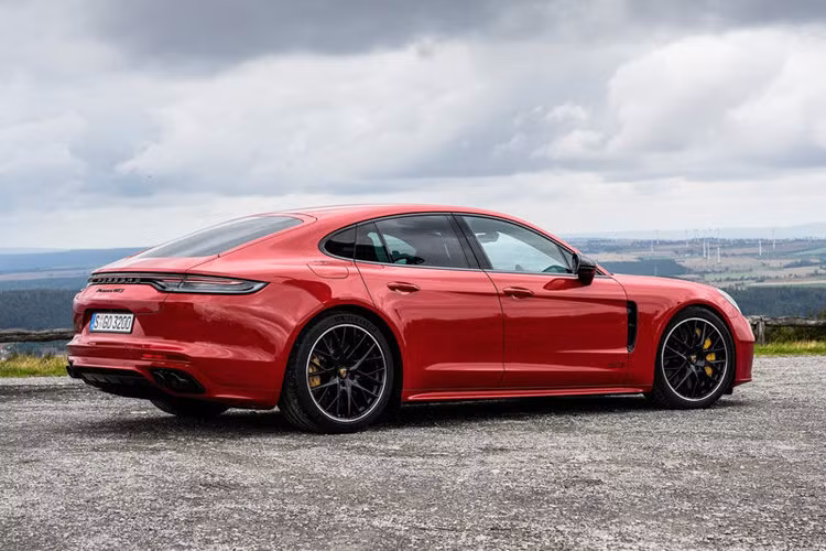 6. Porsche Panamera GTS 2021 (giá chưa công bố).