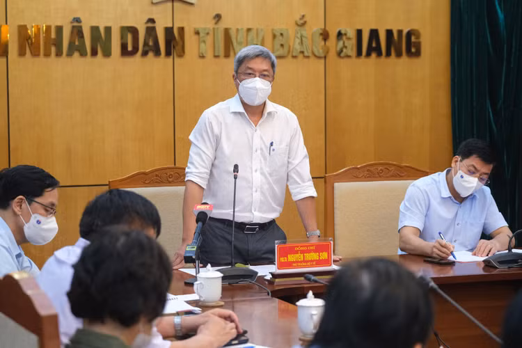 Bắc Giang ca mắc COVID-19 tăng “chóng mặt”, Bộ Y tế có mặt ngay trong đêm hỗ trợ phòng dịch ảnh 6
