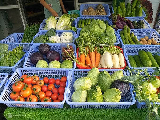 Rau xanh được bán tại cửa hàng ở đường Phạm Văn Chiêu (Gò Vấp). Ảnh: Thi Hà.