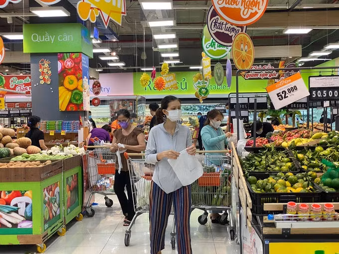 Hàng hóa tại kênh siêu thị được châm liên tục. Ảnh: Tấn Đạt.