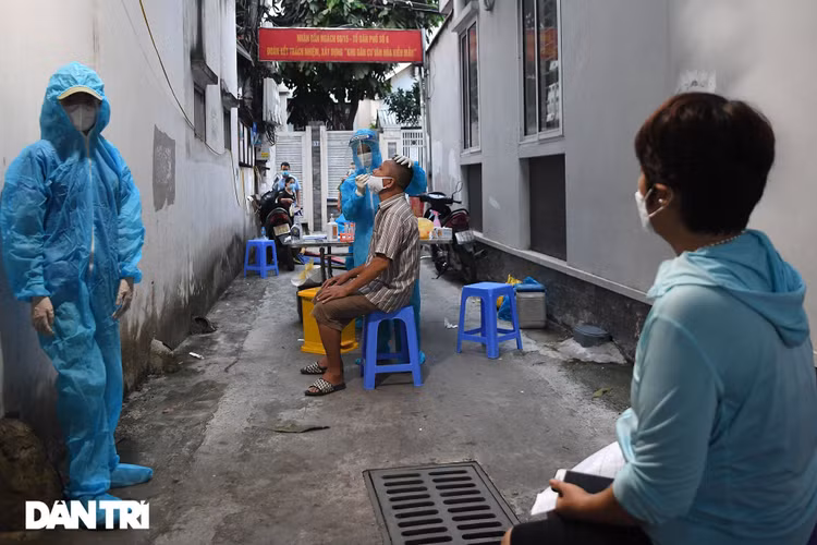 Ổ dịch mới tại vùng xanh: Hà Nội có nên ngừng nới lỏng giãn cách? - 4