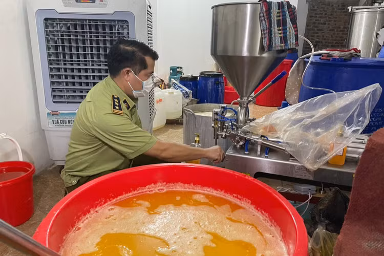 Cận cảnh xưởng sản xuất mỹ phẩm, nước hoa Chanel đựng trong xô chậu - 1