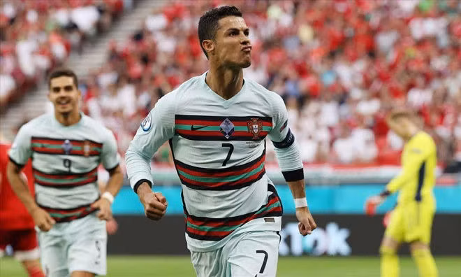 C.Ronaldo sắp phá kỷ lục vĩ đại của bóng đá thế giới - 2