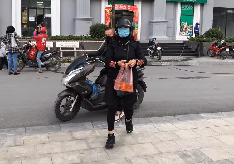 Người Hà Nội cho cá chép đi cầu trượt tiễn ông Công ông Táo về trời - 7