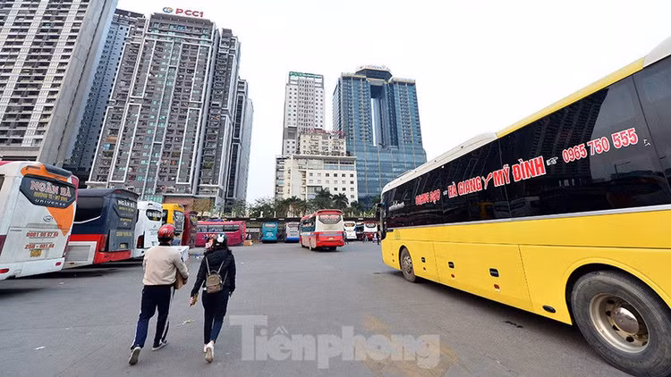 Bến xe Mỹ Đình ngày cuối năm vắng khách đến lạ lùng - ảnh 12
