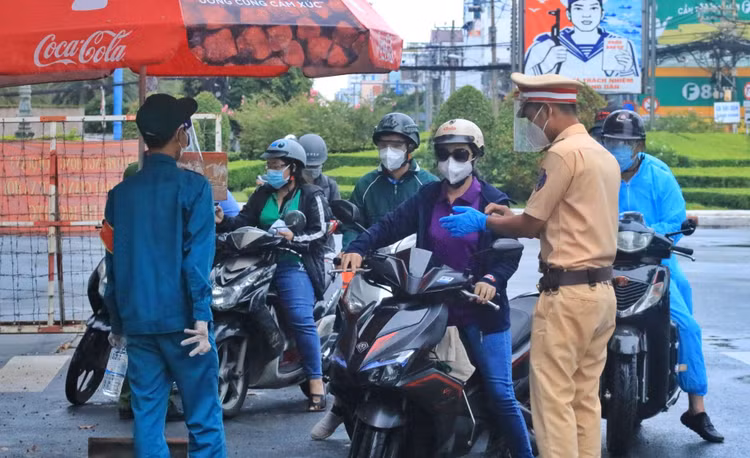 TP.HCM thử nghiệm kiểm soát người đi đường bằng mã QR: Giảm tiếp xúc tối đa - ảnh 2