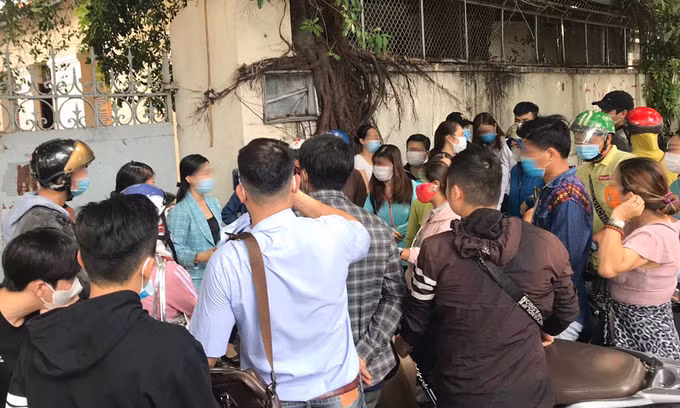Ùn ùn báo công an vì mất tiền cho app Coolcat ảnh 1 Các nhà đầu tư đến công an gửi đơn tố cáo Coolcat. Ảnh: Việt Anh.