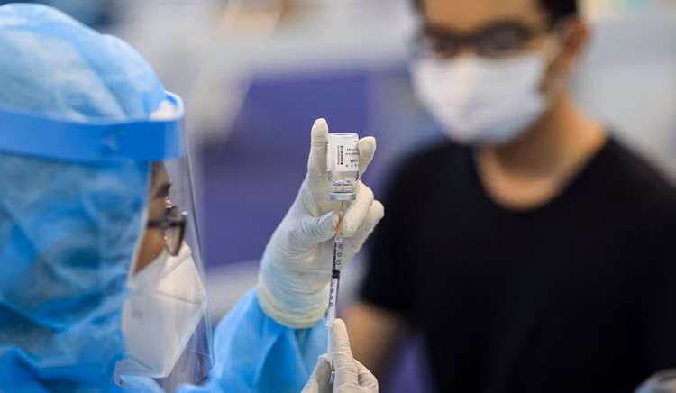 Soc phan ve sau mui 1 vaccine Covid-19, toi co nen tiem lieu 2? hinh anh