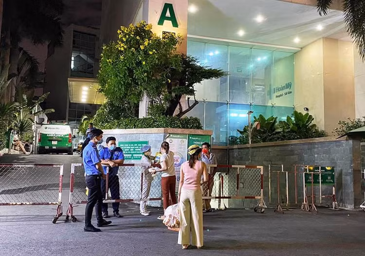 Tối 27/5, Bệnh viện Hoàn Mỹ Sài Gòn trên đường Phan Xích Long, quận Phú Nhuận được lực lượng chức năng phong toả sau khi một nữ bệnh nhân 30 tuổi, ngụ quận Tân Phú đến khám vì xuất hiện triệu chứng viêm đường hô hấp như ho, sốt. Nữ bệnh nhân sau đó được xác định mắc COVID-19. Loạt cơ sở y tế bị phong toả liên quan ổ dịch COVID-19 ở TPHCM ảnh 3