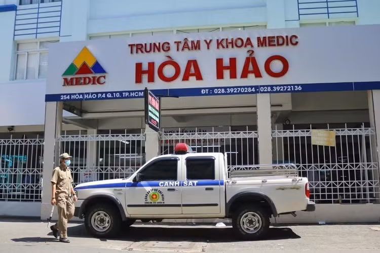 Sáng 20/5, lực lượng chức năng thực hiện phong tỏa Trung tâm y khoa Medic trên đường Hòa Hảo, Q.10, TP.HCM vì người phụ nữ bán quán ăn ở quận 3 mắc COVID-19 từng tới khám nơi đây. Loạt cơ sở y tế bị phong toả liên quan ổ dịch COVID-19 ở TPHCM ảnh 1