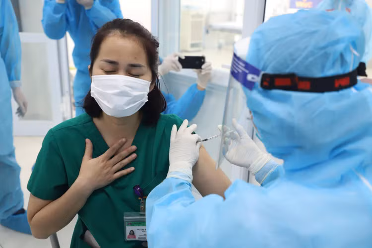 Hà Nội: Dự kiến 200.000 người có thể được tiêm vắc xin Covid-19 mỗi ngày - 1