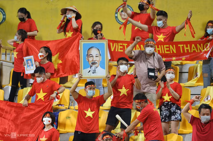 CĐV Việt Nam vào sân cổ vũ cho thầy trò HLV Park Hang-seo tại UAE, ở vòng loại thứ hai World Cup 2022 - khu vực châu Á. Ảnh: Lâm Thoả