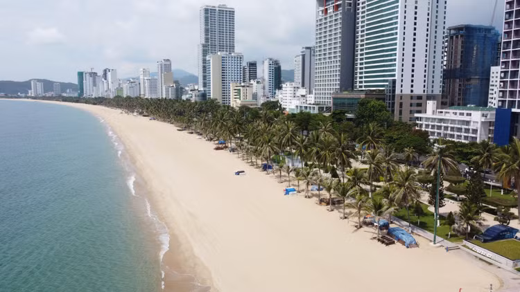 Khánh Hòa cho phép đón khách quốc tế có hộ chiếu vắc xin ảnh 1 Biển Nha Trang không bóng người vì dịch bệnh /// HIỀN LƯƠNG