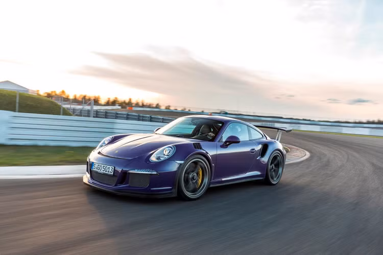 Porsche 911 (991.1) GT3 RSĐời 991.2 GT3 RS có âm thanh đo được ở tua máy 9.000 vòng/phút ở mức 102 dB tuy nhiên, nó cũng chưa phải là chiếc 911 “ồn ào” nhất. 