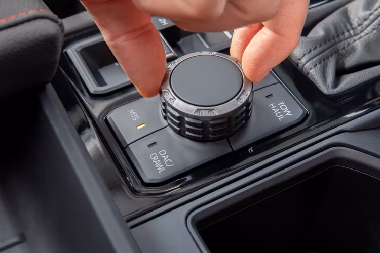 Toyota Tundra 2022 sẽ được trang bị tiêu chuẩn gói an toàn Toyota Safety Sense 2.5 với các tính năng hỗ trợ người lái chủ động, định vị người đi bộ và xe đạp, đánh lái khẩn cấp, kiểm soát hành trình thích ứng…