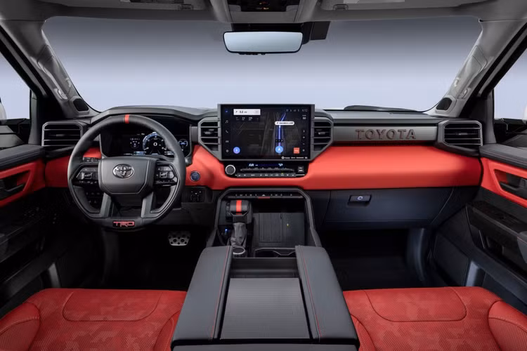 Hệ thống thông tin giải trí Audio Multimedia được Toyota lần đầu ra mắt trên Tundra và sẽ tiếp tục được sử dụng trên những mẫu xe khác của hang trong thời gian tới. Hệ thống này bao gồm màn hình 8 inch hoặc 14 inch cùng bộ vi xử lý mạnh hơn 5 lần so với trước. Người dùng sẽ có được công nghệ kết nối Apple CarPlay và Android Auto không dây cùng hệ thống trợ lý ảo Intelligent Assistant và Google.