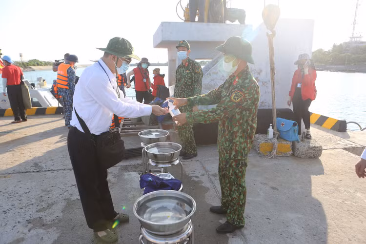 Rửa tay diệt khuẩn trước khi lên đảo
