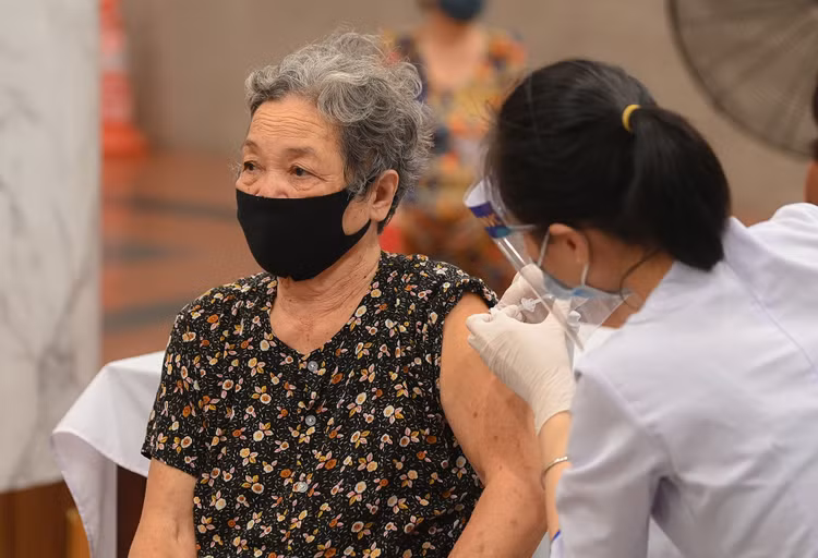 Tiem vaccine trong dem o Ha Noi anh 8