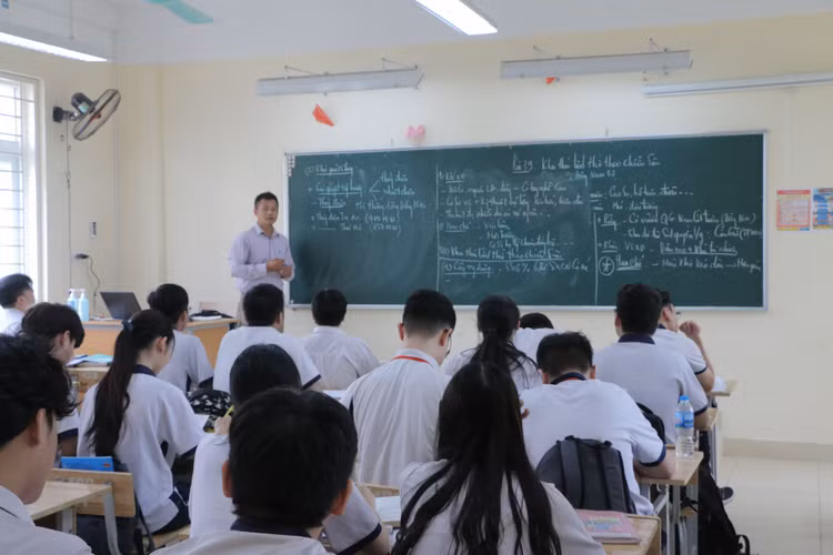 Cấm phê bình học sinh trước lớp: Giáo viên bị tước công cụ giáo dục? - 1