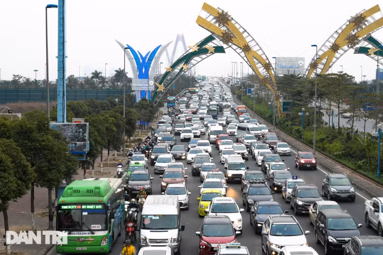 Hàng ngàn ôtô chôn chân tại cầu Nhật Tân ngày cuối kỳ nghỉ lễ - 7